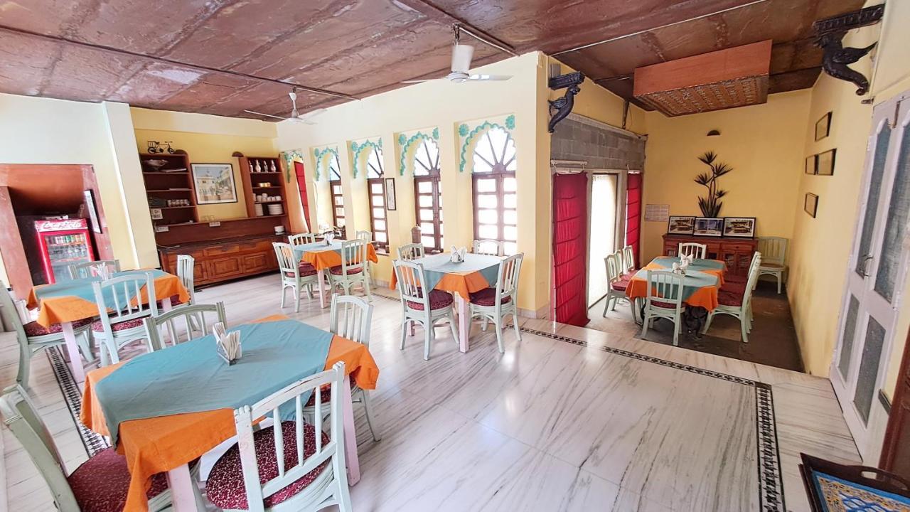 Hotel Mahendra Prakash à Udaipur Extérieur photo