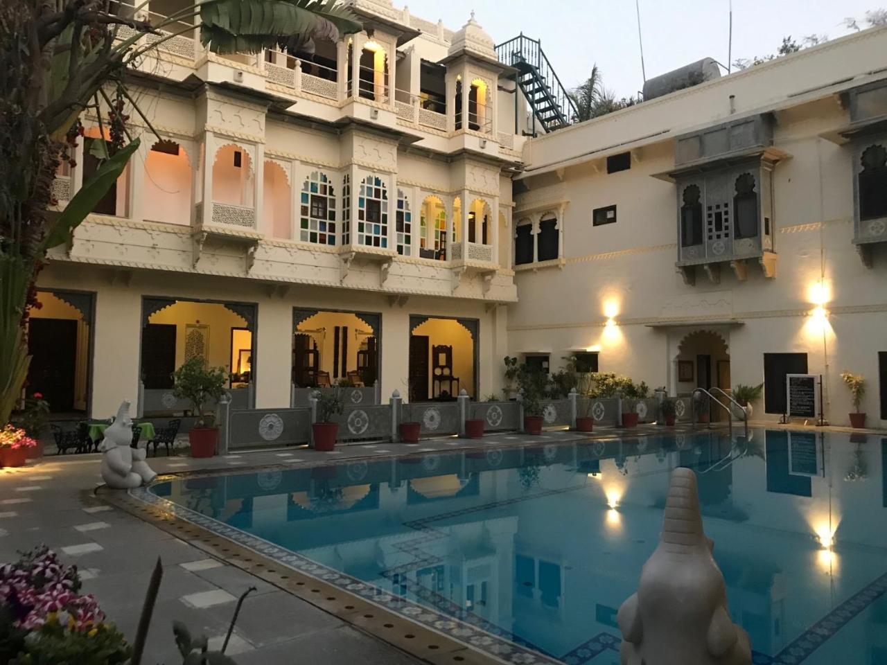 Hotel Mahendra Prakash à Udaipur Extérieur photo